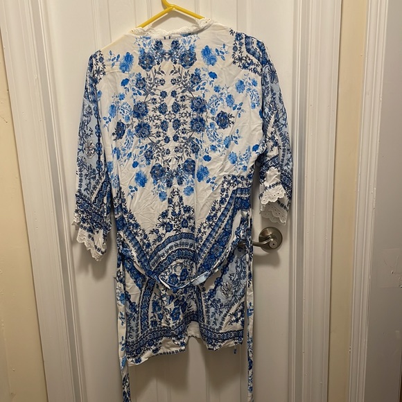 Blue & White Floral Robe - Picture 3 of 3